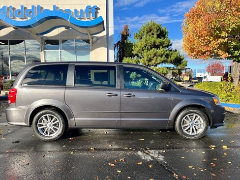 Used 2016 Dodge Grand Caravan SE image 4