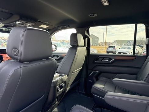 Used 2025 GMC Yukon XL Denali AWD/4WD image 45