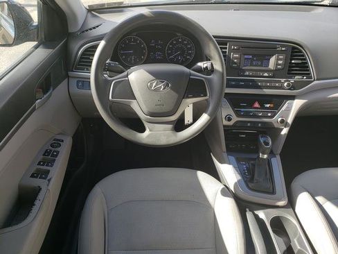 Used 2017 Hyundai Elantra SE image 18