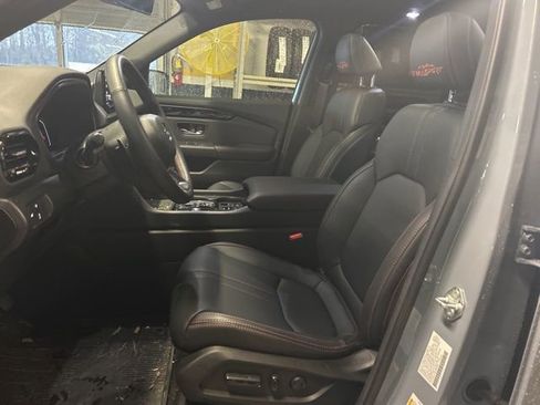 Used 2025 Honda Pilot TrailSport image 15