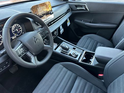 New 2025 Mitsubishi Outlander SE image 11