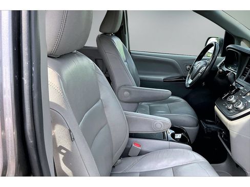 Used 2017 Toyota Sienna XLE w/ XLE Navigation Package AWD/4WD image 30