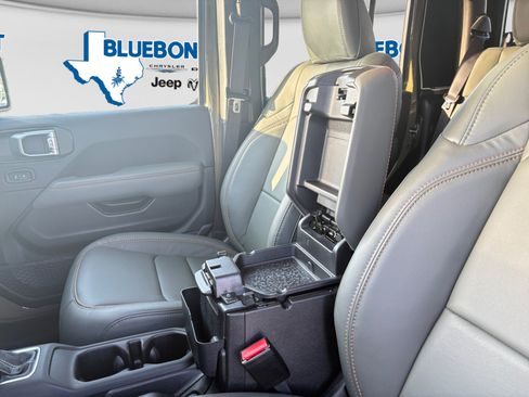 Used 2025 Jeep Gladiator Mojave AWD/4WD image 26