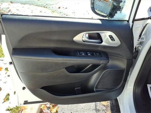 Used 2025 Chrysler Pacifica Limited image 8