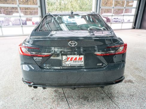 Used 2025 Toyota Camry SE w/ Convenience Package image 3
