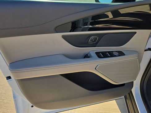 Used 2024 Lincoln Nautilus Premier image 11