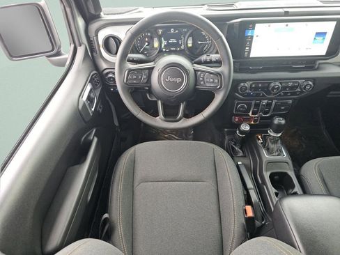 Used 2024 Jeep Wrangler Unlimited image 4