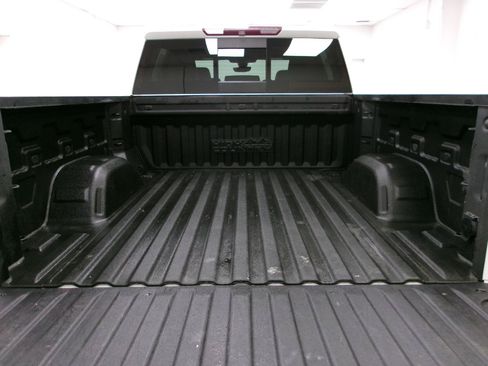 Used 2019 Chevrolet Silverado 1500 High Country w/ Technology Package AWD/4WD image 13