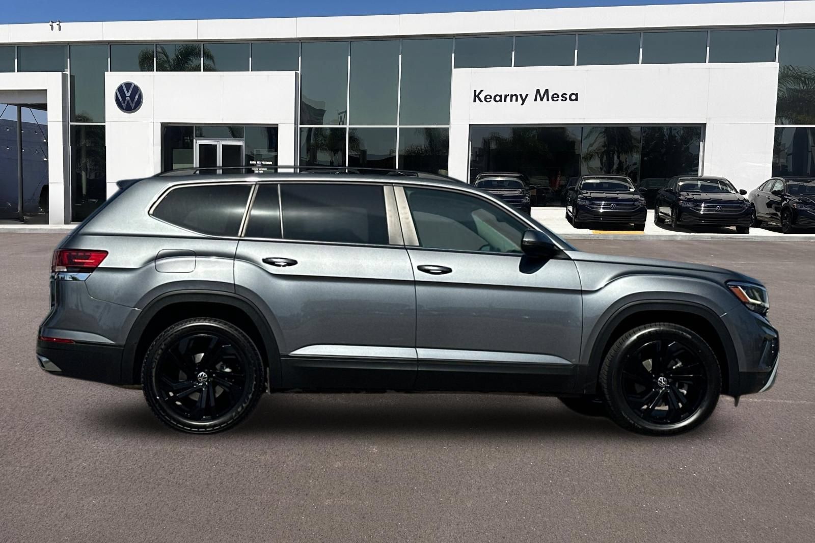 Used 2023 Volkswagen Atlas SE w/ Black Wheel Package FWD image 3