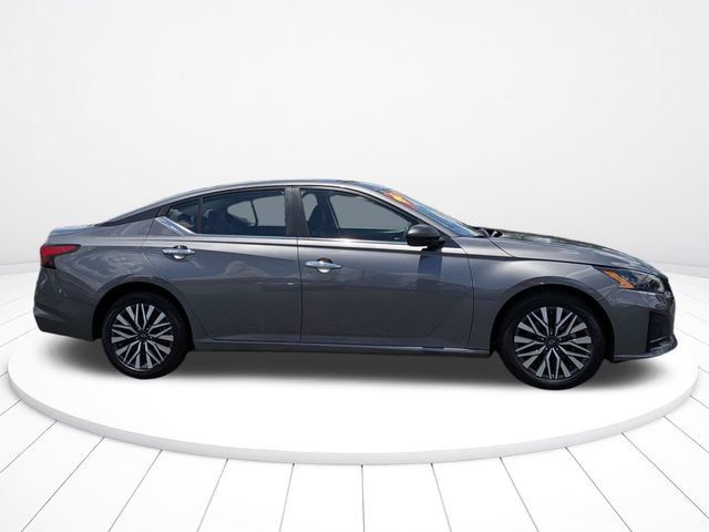 Used 2024 Nissan Altima 2.5 SV FWD image 3