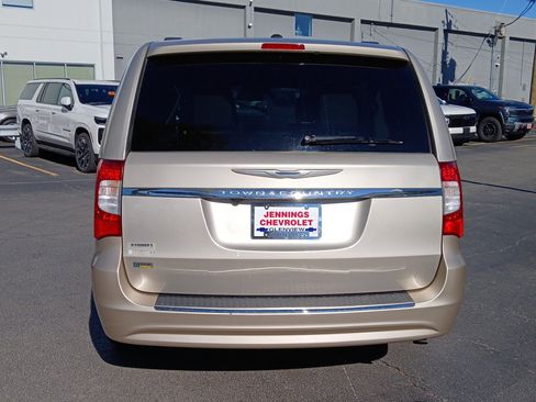 Used 2014 Chrysler Town & Country Touring image 27