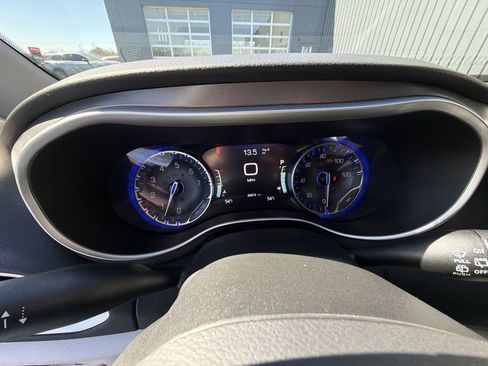 Used 2024 Chrysler Pacifica Touring-L image 15