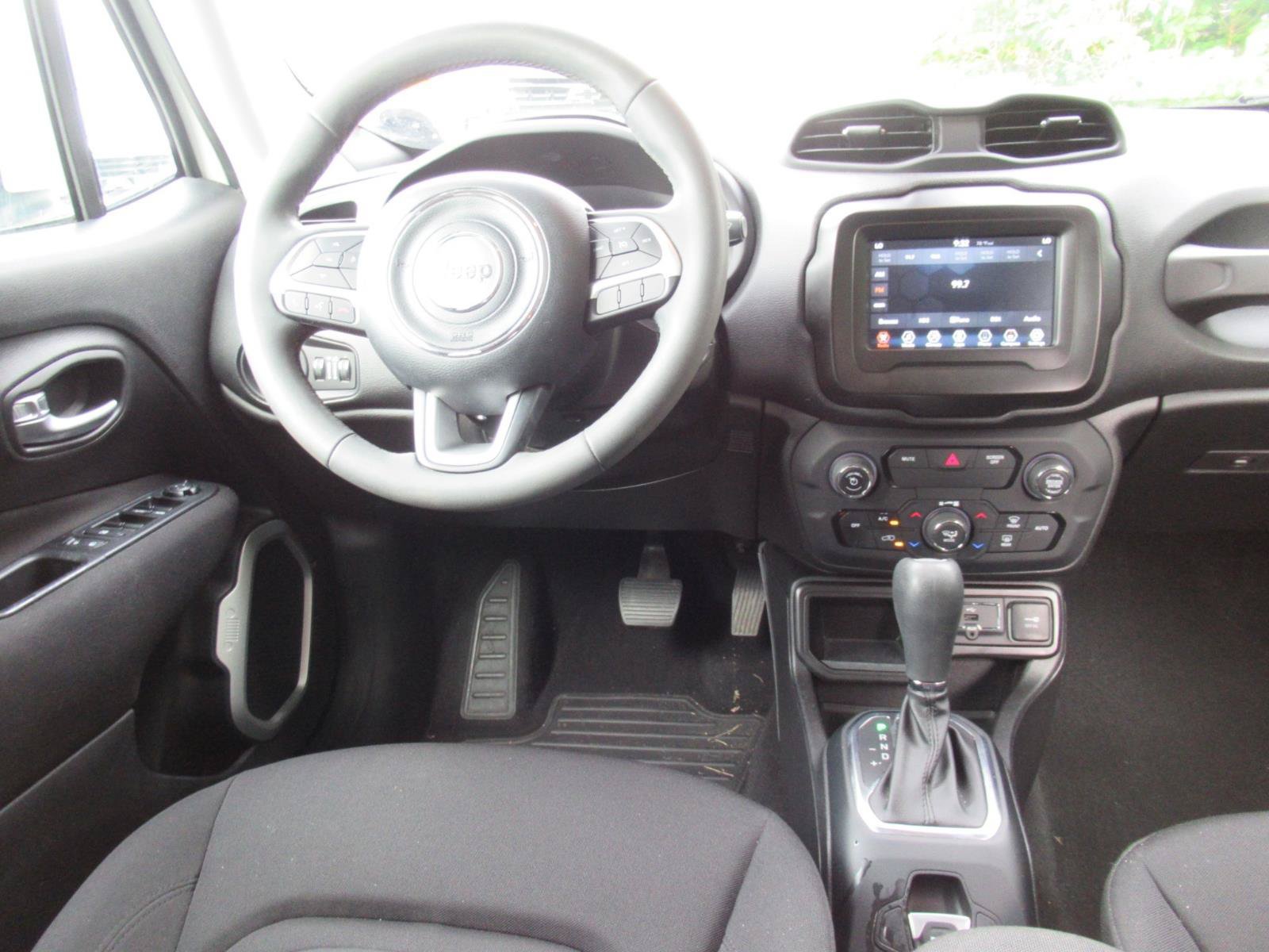 Used 2019 Jeep Renegade Latitude FWD image 13