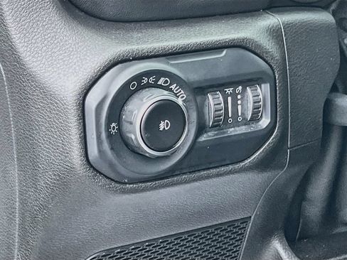 Used 2018 Jeep Wrangler Unlimited Sahara AWD/4WD image 10