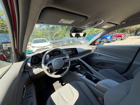 Used 2023 Hyundai Elantra SEL w/ Convenience Package FWD image 9