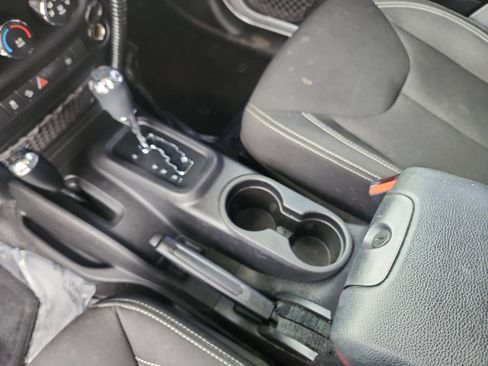 Used 2016 Jeep Wrangler Unlimited Sahara image 16