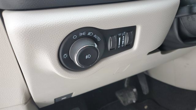 Used 2024 Chrysler Pacifica Touring-L FWD image 9