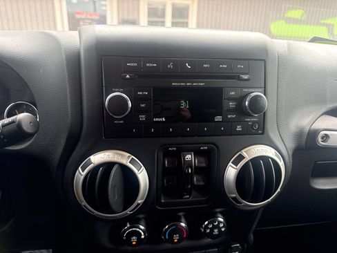 Used 2017 Jeep Wrangler Unlimited Sahara w/ Connectivity Group AWD/4WD image 24