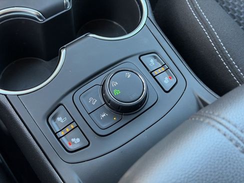 Used 2024 GMC Terrain SLE w/ Driver Convenience Package image 15