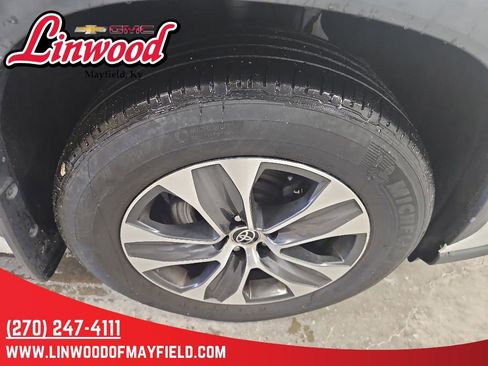 Used 2022 Toyota Highlander XLE AWD/4WD image 9