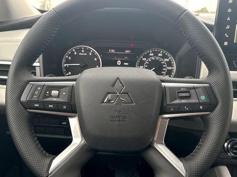 New 2025 Mitsubishi Outlander SE image 44