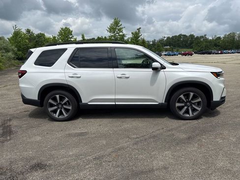 Used 2025 Honda Pilot Touring image 2