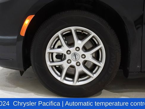 Used 2024 Chrysler Pacifica Touring-L image 6