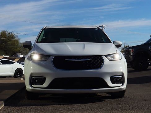 Used 2023 Chrysler Pacifica Touring-L image 17