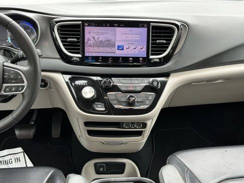 Used 2023 Chrysler Pacifica Touring-L FWD image 16