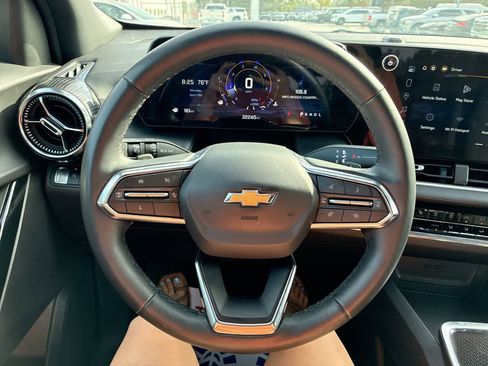 Used 2025 Chevrolet Equinox LT FWD image 11