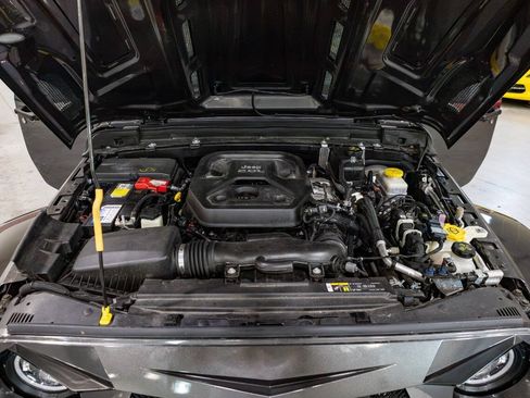 Used 2019 Jeep Wrangler Unlimited Sahara AWD/4WD image 16