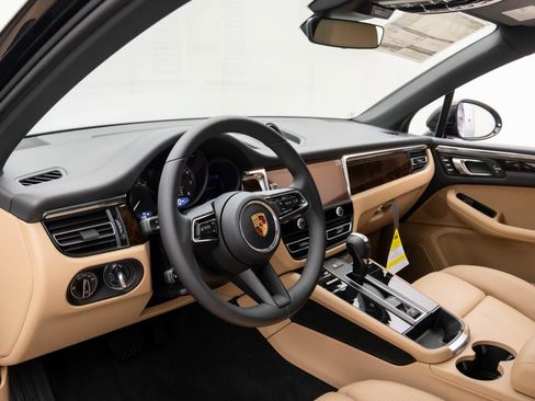 Certified 2026 Porsche Macan AWD/4WD image 4