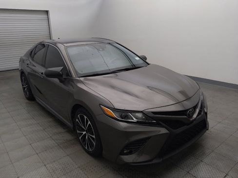 Used 2020 Toyota Camry SE w/ Convenience Package FWD image 13