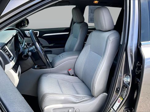 Used 2015 Toyota Highlander Plus FWD image 7