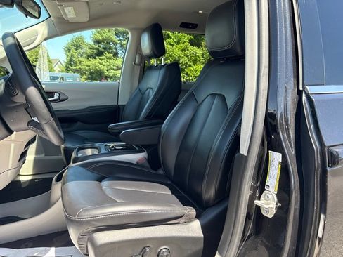 Used 2023 Chrysler Pacifica Touring-L FWD image 9