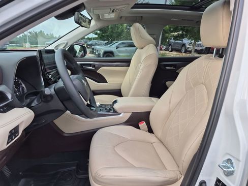 Used 2022 Toyota Highlander Platinum AWD/4WD image 19
