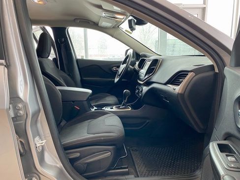 Used 2016 Jeep Cherokee Latitude w/ Cold Weather Group image 16