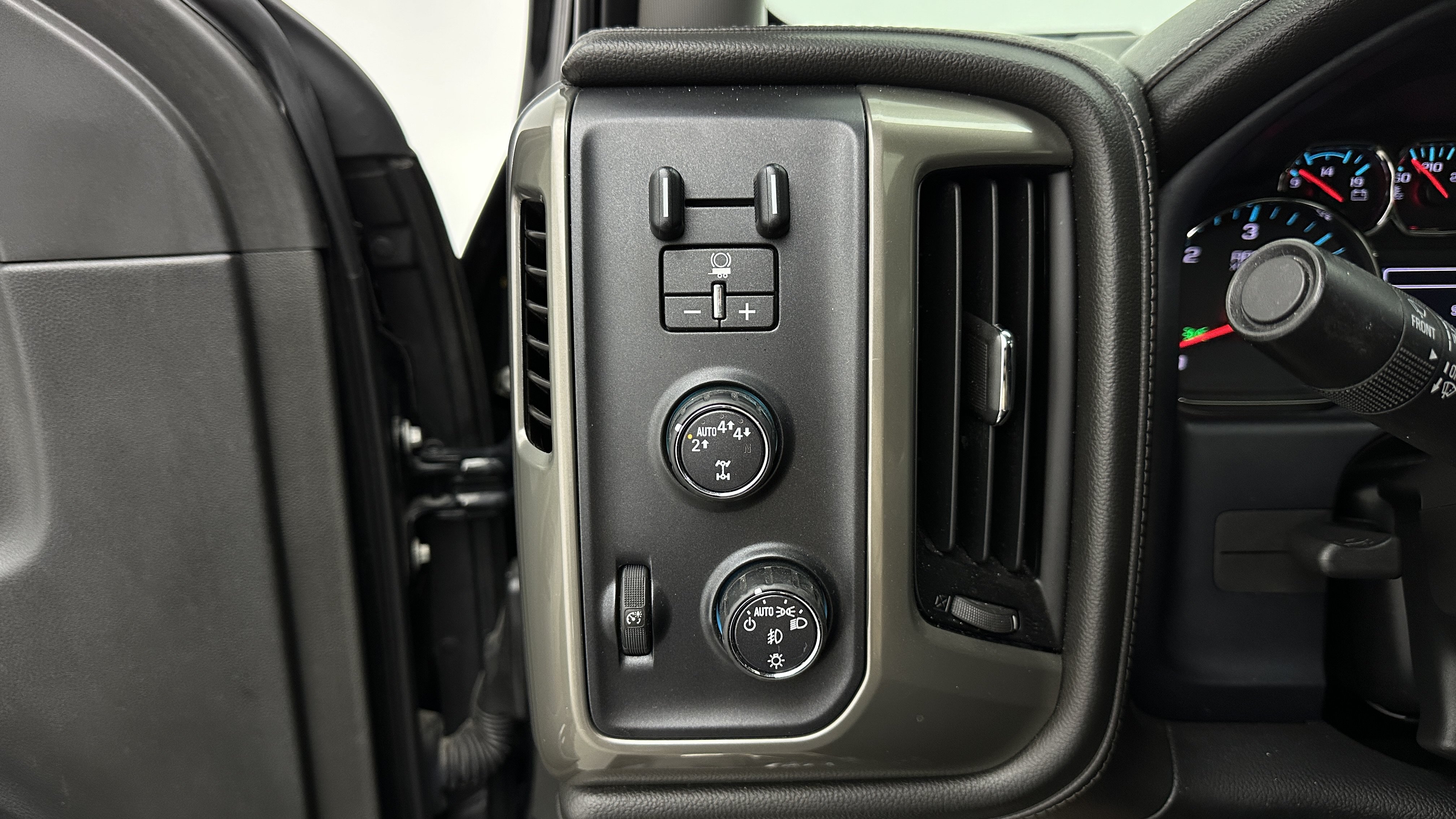 Used 2017 Chevrolet Silverado 1500 High Country AWD/4WD image 16