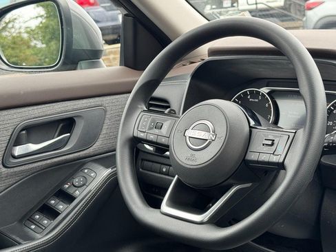 Used 2022 Nissan Rogue SV FWD image 12