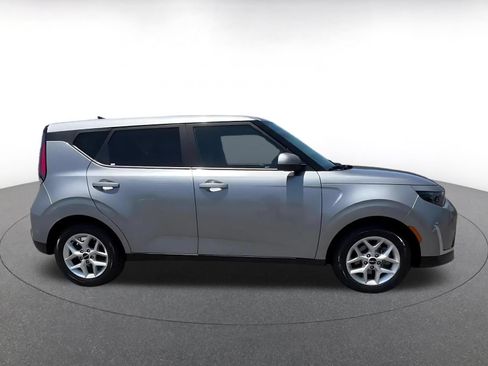 Used 2025 Kia Soul LX w/ LX Technology Package FWD image 16
