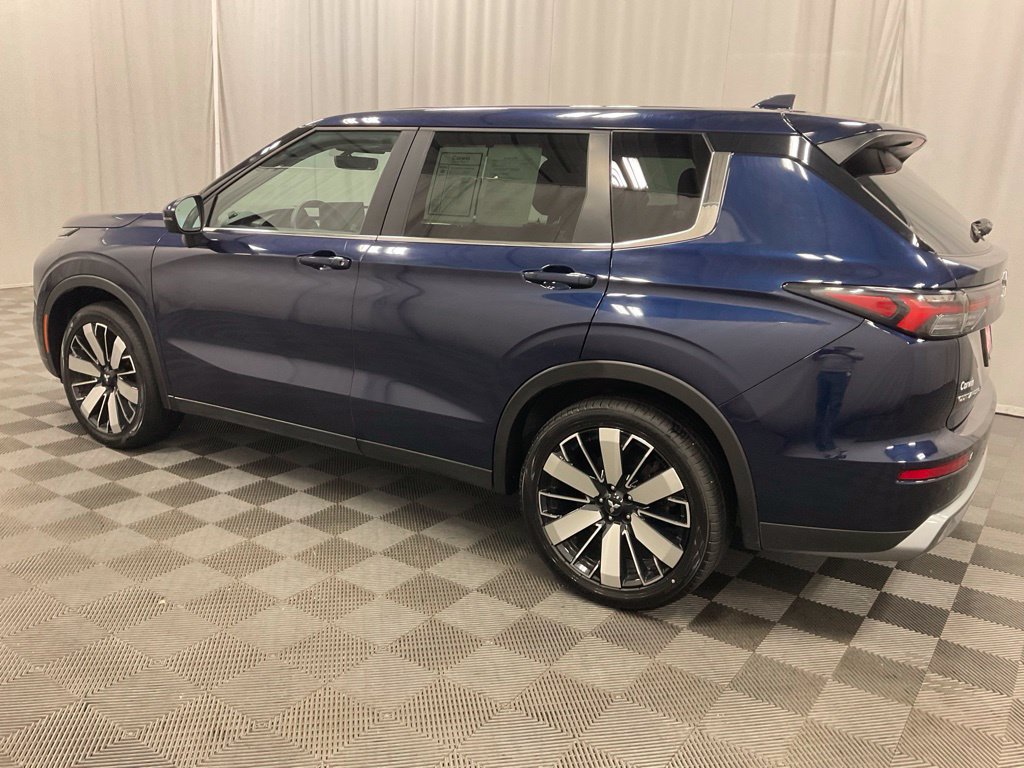 Used 2025 Mitsubishi Outlander AWD image 4