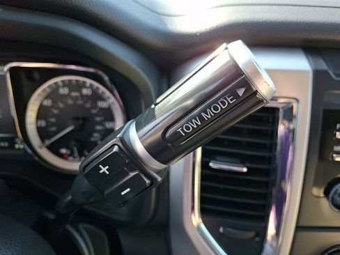 Used 2017 Nissan Titan SV image 16