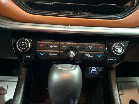 Used 2025 Jeep Compass Limited image 19