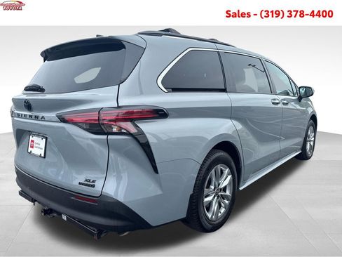 Certified 2022 Toyota Sienna XLE Woodland Edition AWD/4WD image 6