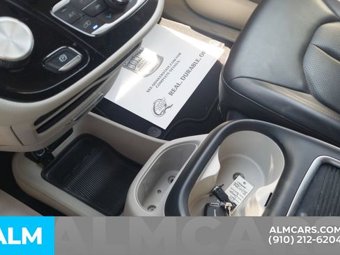 Used 2023 Chrysler Pacifica Touring-L FWD image 25