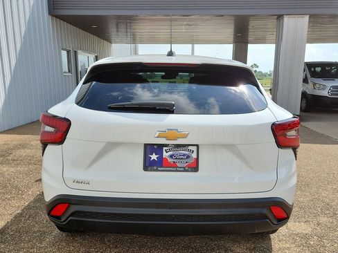 Used 2025 Chevrolet Trax LS w/ LS Convenience Package FWD image 21