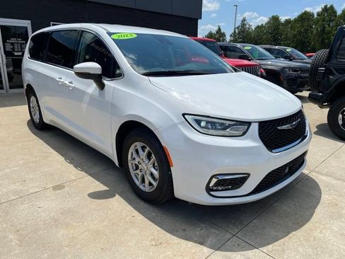 Certified 2023 Chrysler Pacifica Touring-L FWD image 1