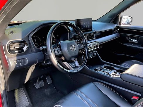 Used 2025 Honda Pilot TrailSport image 14