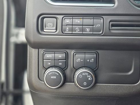 Used 2022 Chevrolet Suburban Z71 w/ Luxury Package image 43