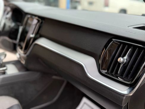 Used 2019 Volvo S60 T5 R-Design image 23